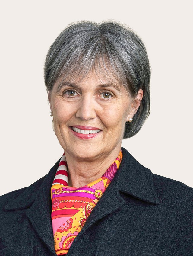 Ein Foto von Silvia Thalmann Gut vor beigem Hintergrund